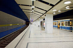 U-Bahnhof Arabellapark mit wartendem A-Wagen