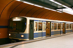 B-Wagen-Prototyp 496 als U3 im U-Bahnhof Marienplatz