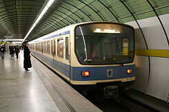 B-Wagen Prototyp 497 als U4 im U-Bahnhof Odeonsplatz