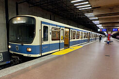 B-Wagen 501 als U6 im U-Bahnhof Implerstraße