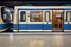 B-Wagen 505 als U2 im U-Bahnhof Innsbrucker Ring