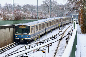 B-Wagen 508 als U6 bei der Einfahrt in die Tunnelrampe zwischen den U-Bahnhöfen Studentenstadt und Alte Heide