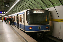 B-Wagen 510 als U4 im U-Bahnhof Odeonsplatz