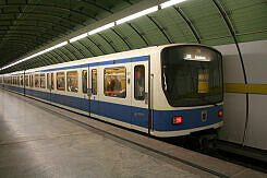 B-Wagen 511 als U4 im U-Bahnhof Odeonsplatz