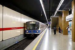 B-Wagen 513 als U2 im U-Bahnhof Giesing (Bahnhof)