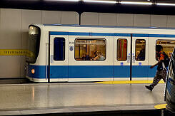 B-Wagen 513 als U5 im U-Bahnhof Innsbrucker Ring