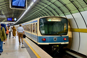 B-Wagen 514 als U4 im U-Bahnhof Odeonsplatz
