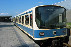 B-Wagen 517 als U6 im U-Bahnhof Freimann