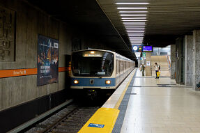 B-Wagen 518 als U3 im U-Bahnhof Bonner Platz