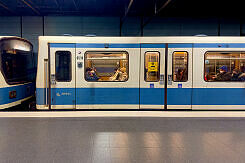 B-Wagen 518 als U3 im U-Bahnhof Goetheplatz