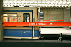 B-Wagen 521 als U3 im U-Bahnhof Olympiazentrum