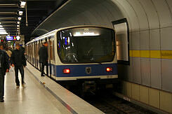 B-Wagen 523 als U4 im U-Bahnhof Hauptbahnhof