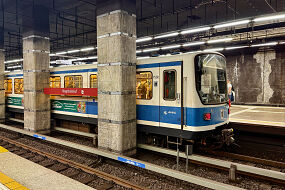 B-Wagen 556 als U8 im U-Bahnhof Hauptbahnhof