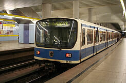 B-Wagen 559 als U4 im U-Bahnhof Max-Weber-Platz