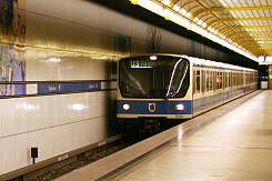 B-Wagen 560 als U3 im U-Bahnhof Thalkirchen