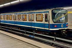 B-Wagen 560 als U4 im U-Bahnhof Richard-Strauss-Straße