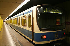 B-Wagen 563 als U1 im U-Bahnhof Fraunhoferstraße