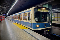 B-Wagen 563 als U6 im U-Bahnhof Innsbrucker Ring