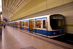 B-Wagen 565 als U5 im U-Bahnhof Karlsplatz (Stachus)