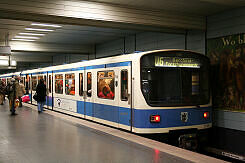 B-Wagen 566 als U6 im U-Bahnhof Goetheplatz
