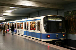 B-Wagen 566 als U6 im U-Bahnhof Goetheplatz