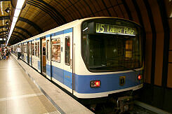B-Wagen 566 als U5 im U-Bahnhof Theresienwiese
