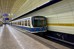 B-Wagen 568 als U4 im U-Bahnhof Karlsplatz (Stachus)