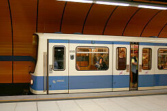 B-Wagen 569 im U-Bahnhof Marienplatz