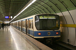 B-Wagen 571 als U5 im U-Bahnhof Odeonsplatz