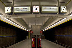 Zugzielanzeiger im U-Bahnhof Basler Straße