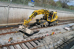 Zweiwegebagger an der Gleisbaustelle Rampe Studentenstadt