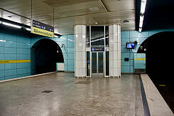 Aufzug am nordöstlichen Bahnsteigende des U-Bahnhofs Böhmerwaldplatz