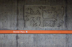 Wandrelief von Christine Stadler im U-Bahnhof Bonner Platz