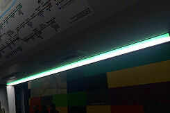 LED-Lichtleiste im C2-Zug über einer freigegebenen Tür