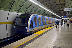 C-Zug 601 als U4 im U-Bahnhof Odeonsplatz