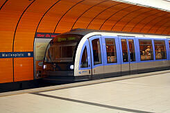 C-Zug 604 als U6 im U-Bahnhof Marienplatz