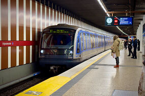 C-Zug 604 als U1 im U-Bahnhof Stiglmaierplatz