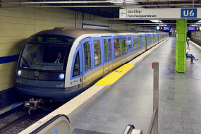 C-Zug 609 als U6 im U-Bahnhof Dietlindenstraße