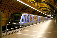 C-Zug 617 als U5 „Wiesn-Express“ im U-Bahnhof Theresienwiese