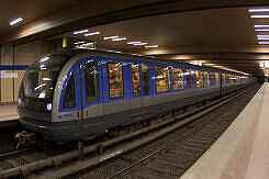 C-Zug 617 als U3 im U-Bahnhof Implerstraße