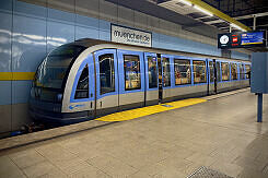 C-Zug 617 als U5 im U-Bahnhof Max-Weber-Platz