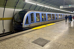 C-Zug 617 als U5 im U-Bahnhof Odeonsplatz