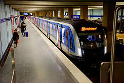 C2-Zug 701 als U6 im U-Bahnhof Nordfriedhof