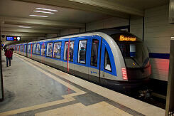 C2-Zug 702 als U6 im U-Bahnhof Alte Heide