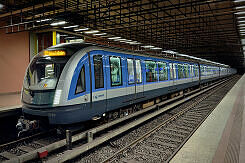 C2-Zug 703 als U6 im U-Bahnhof Implerstraße