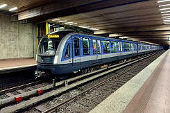 C2-Zug 704 als U6 im U-Bahnhof Implerstraße