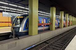 C2-Zug 704 als U1 im U-Bahnhof Kolumbusplatz