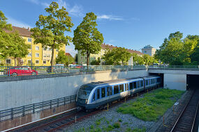C2-Zug 708 als U6 kurz nach dem Tunnelausgang nördlich des U-Bahnhof Alte Heide