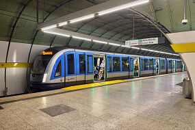C2-Zug 712 als U4 im U-Bahnhof Odeonsplatz