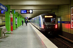 C2-Zug 713 als U6 im U-Bahnhof Dietlindenstraße